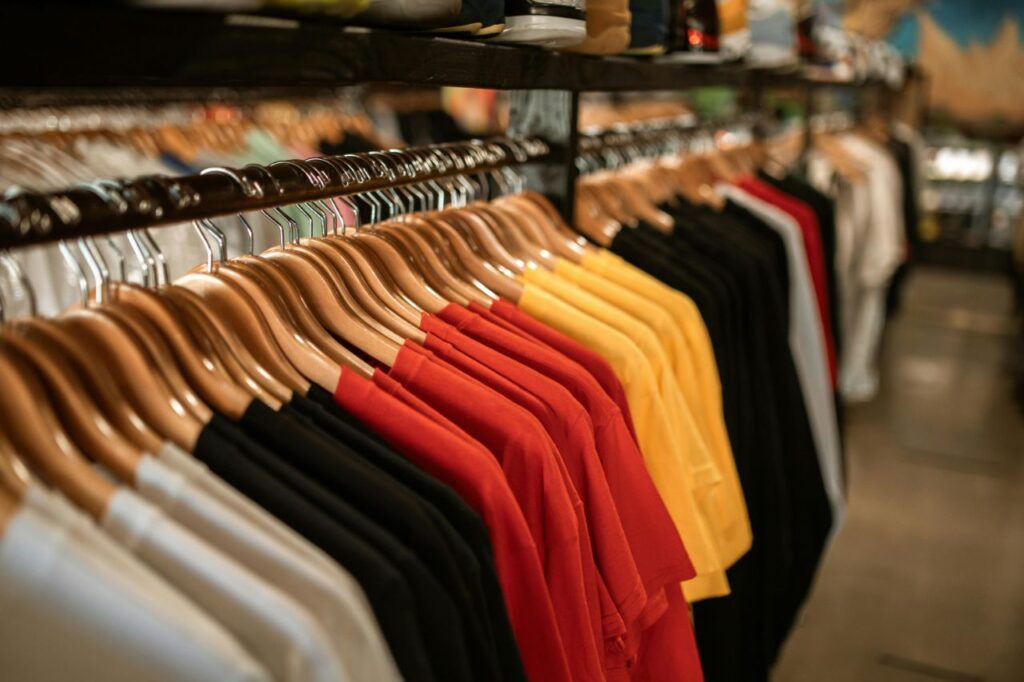 A lei francesa contra o fast fashion e o desafio brasileiro