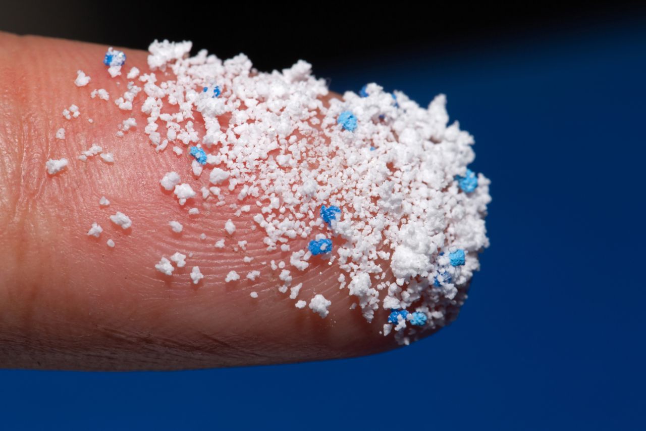 Microplásticos nas praias e no nosso dia a dia: uma ameaça invisível