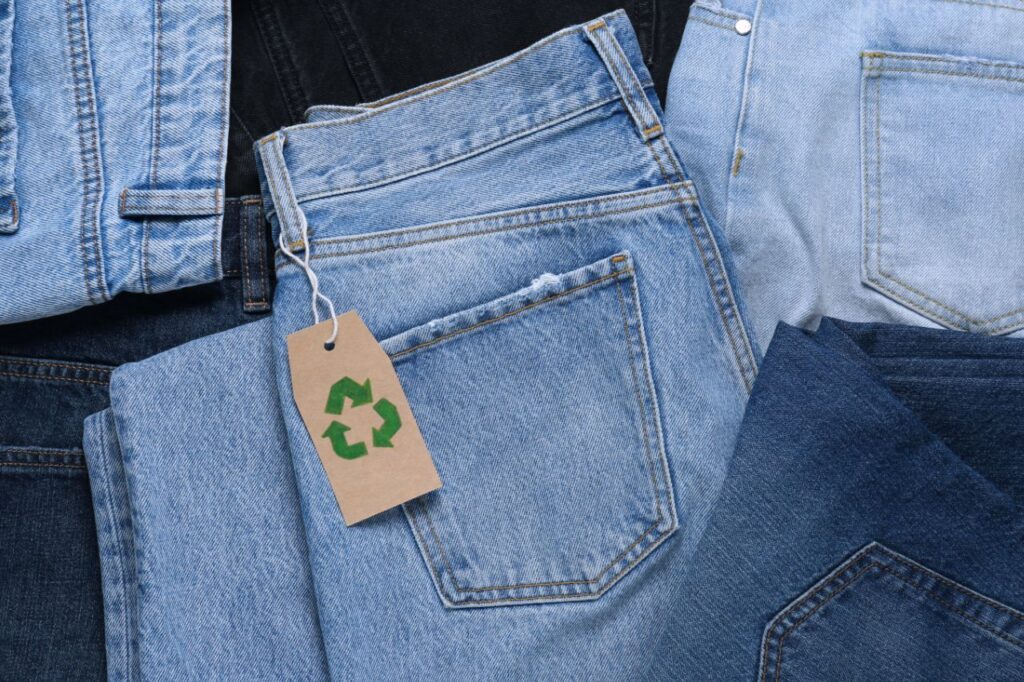 Por que o jeans reciclado é considerado uma revolução no setor têxtil?