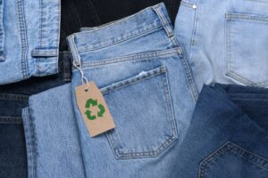 Por que o jeans reciclado é considerado uma revolução no setor têxtil?