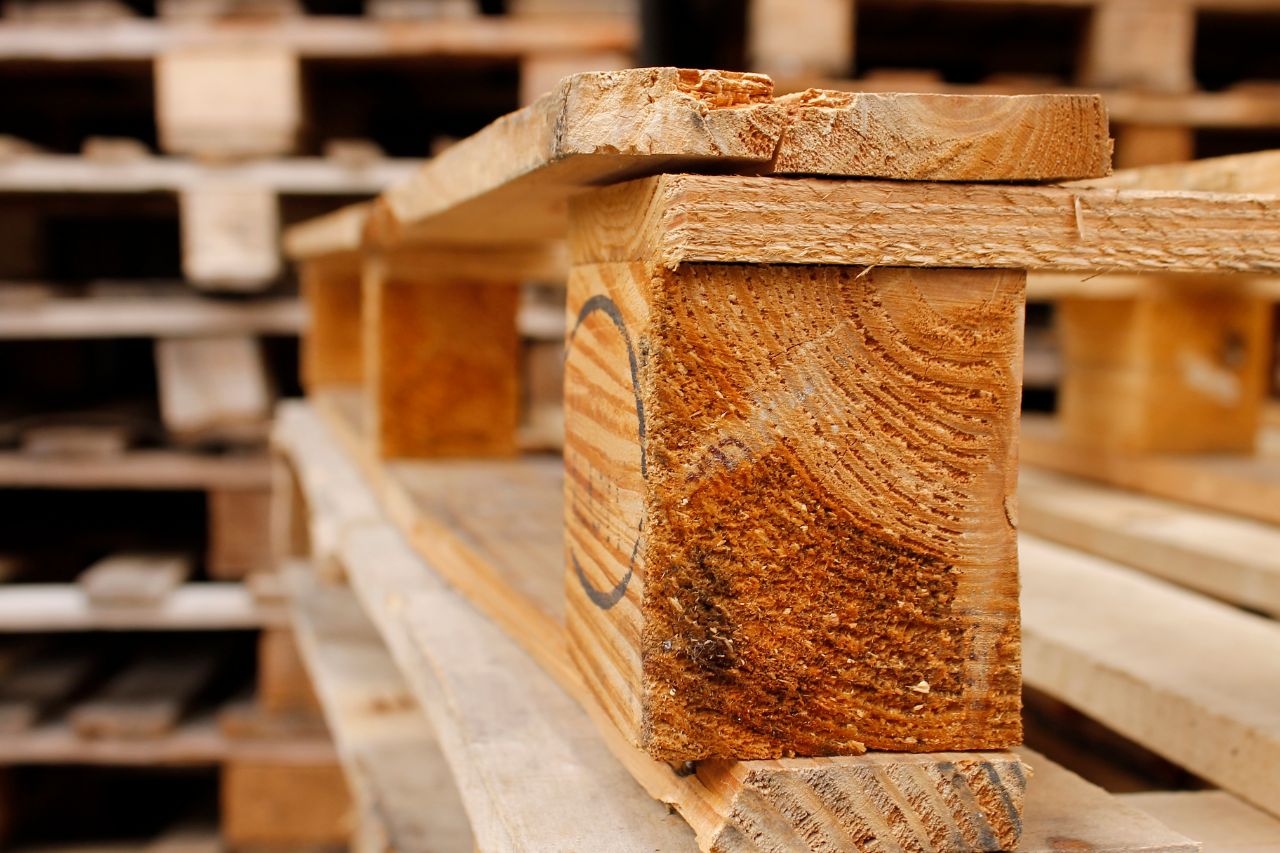 Resíduos de madeira em empresas: o que fazer com pallets, caixas e sobras?